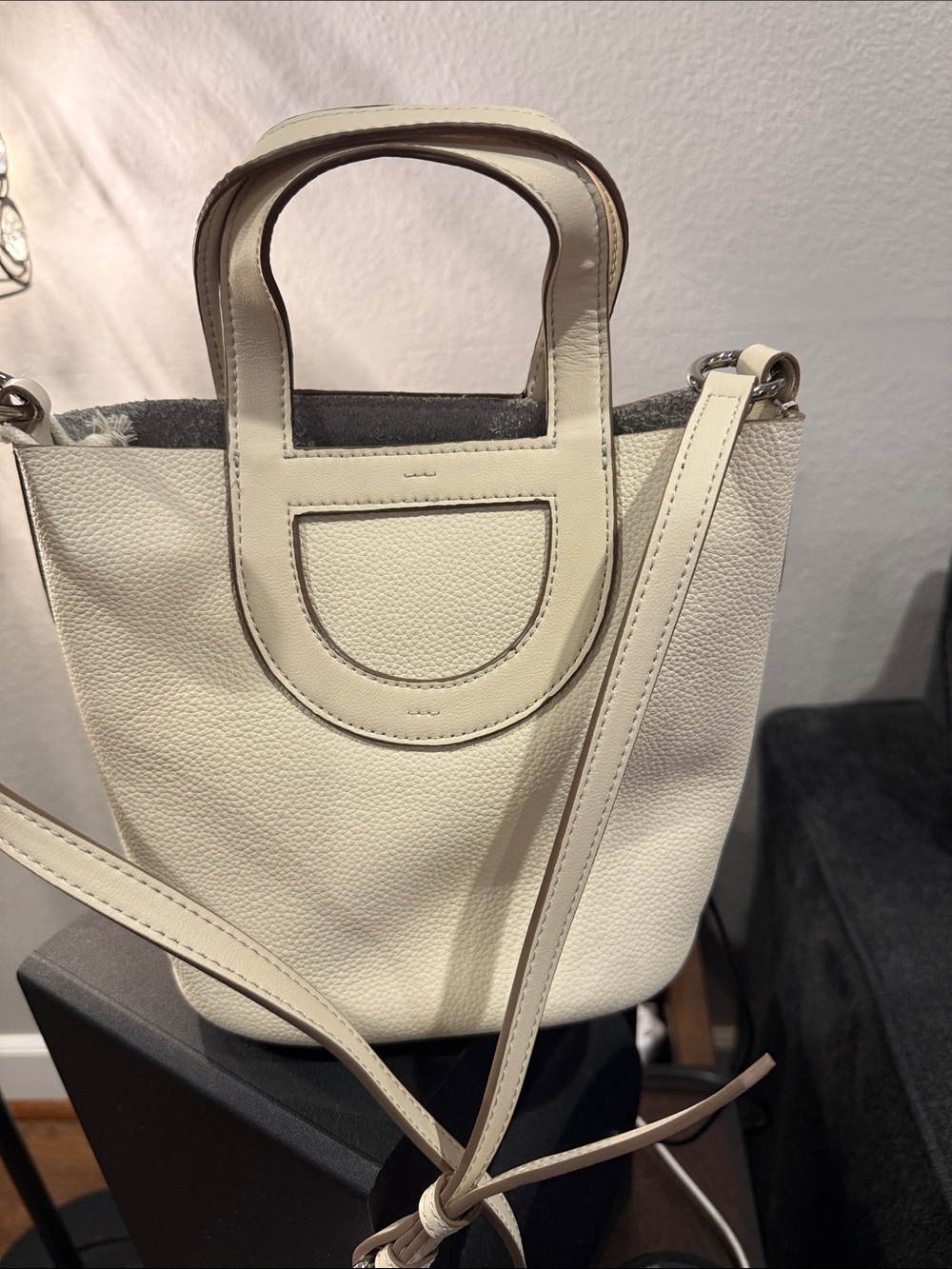Fashion Bug Cream Leather Bucket Crossbody Bag